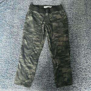 Green camo cargo capris